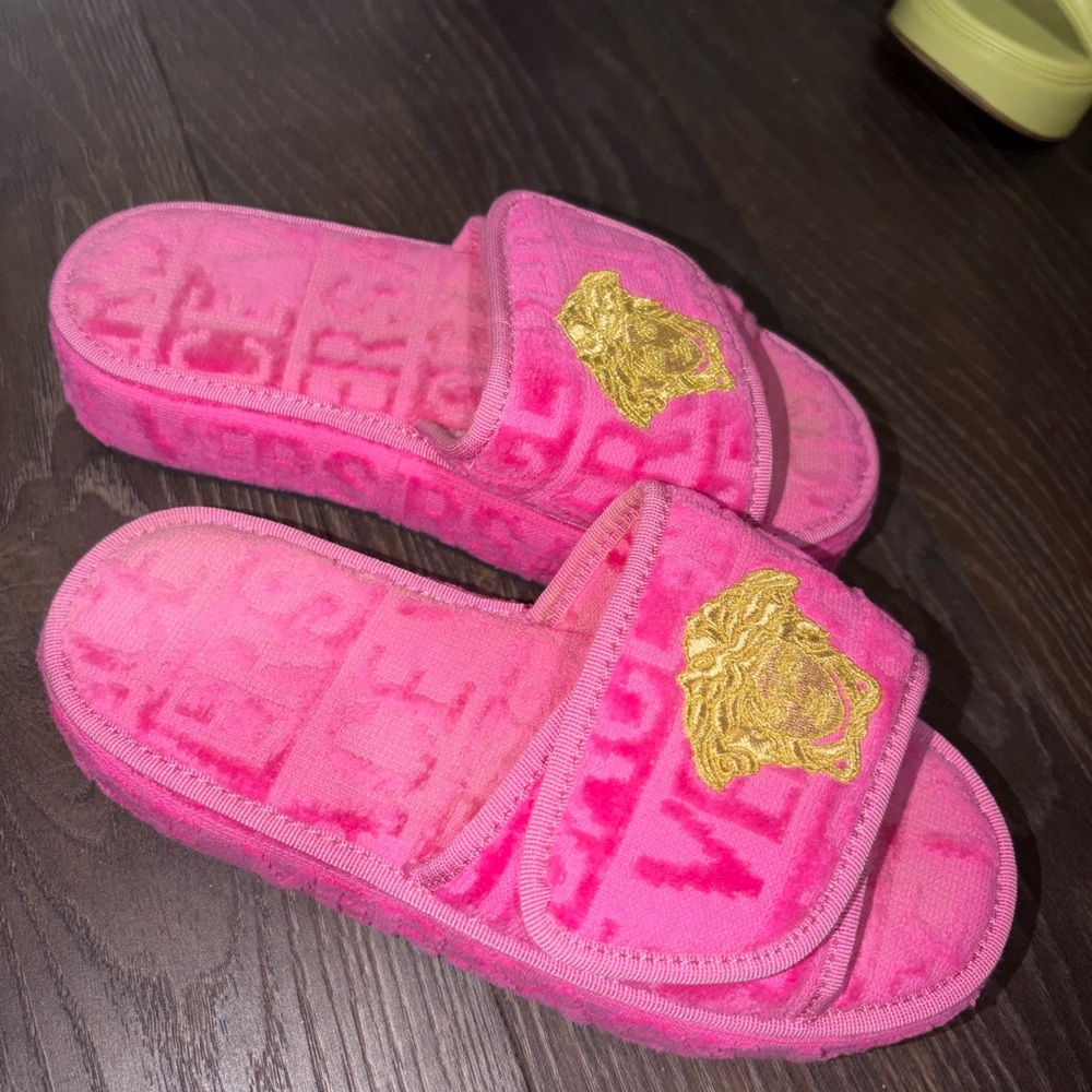 Versace Bright Pink Velvet Medusa Platform Slide with Gold Logo - Picture 3 of 6